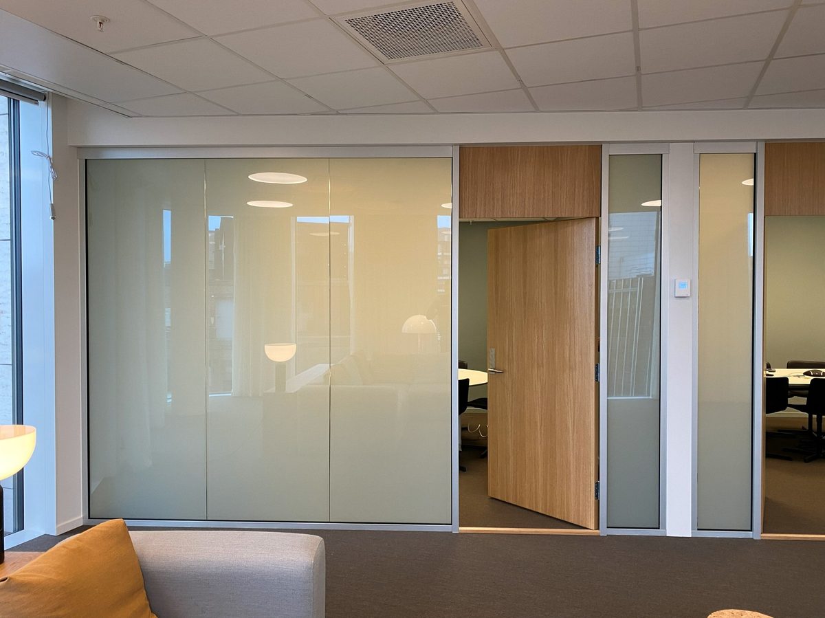 Glassflate med smartfilm i frostet tilstand